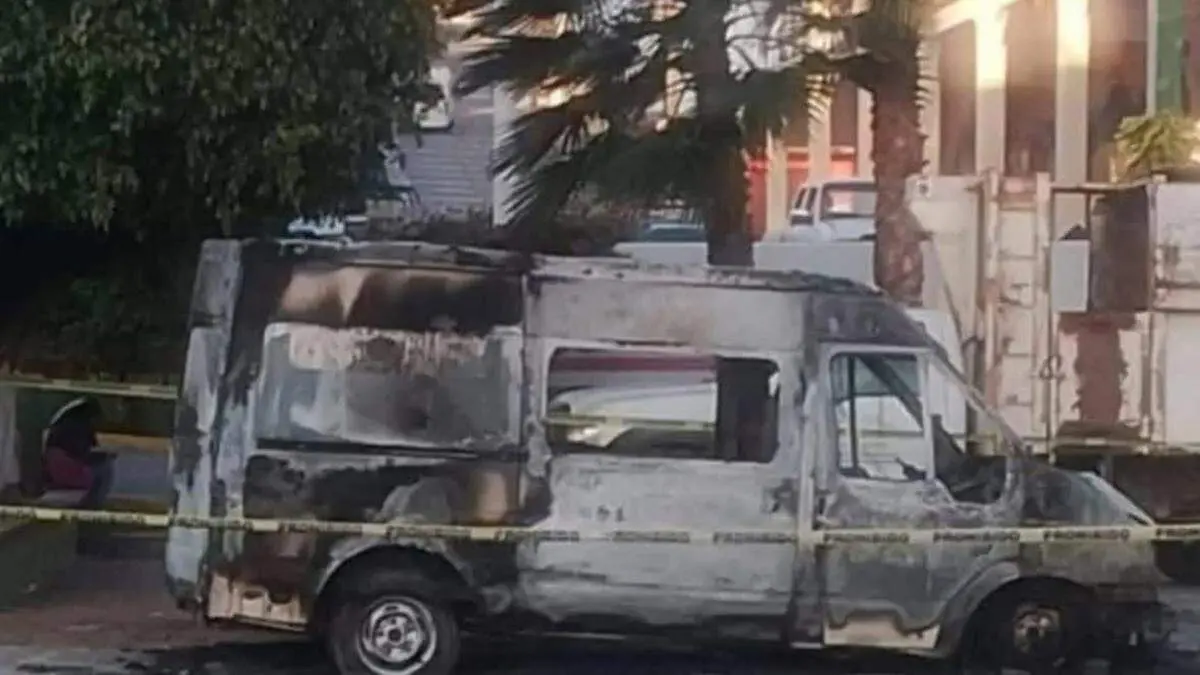 Una camioneta tipo van adherida al Sistema DIF Municipal de Chila de las Flores fue incendiada